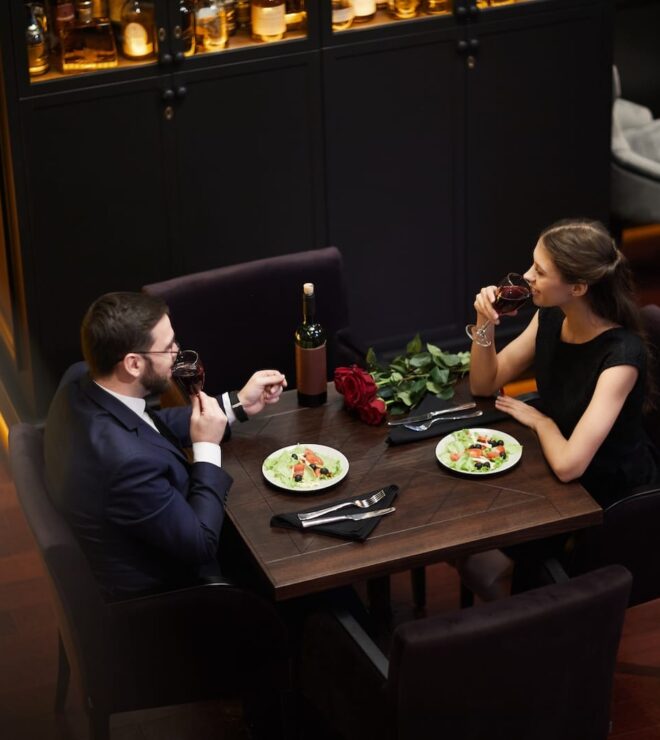 Páginas web restaurantes - Pareja mesa